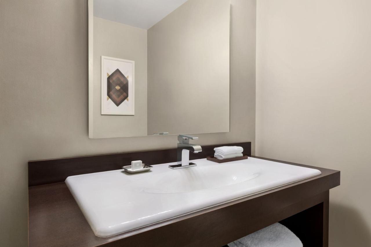 One-Bedroom Suite One King Bed