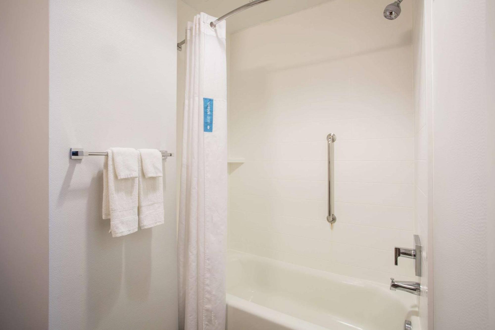 Queen Studio Suite with Two Queen Beds and Sofa Bed - Non-Smoking,1552125712:JPEG