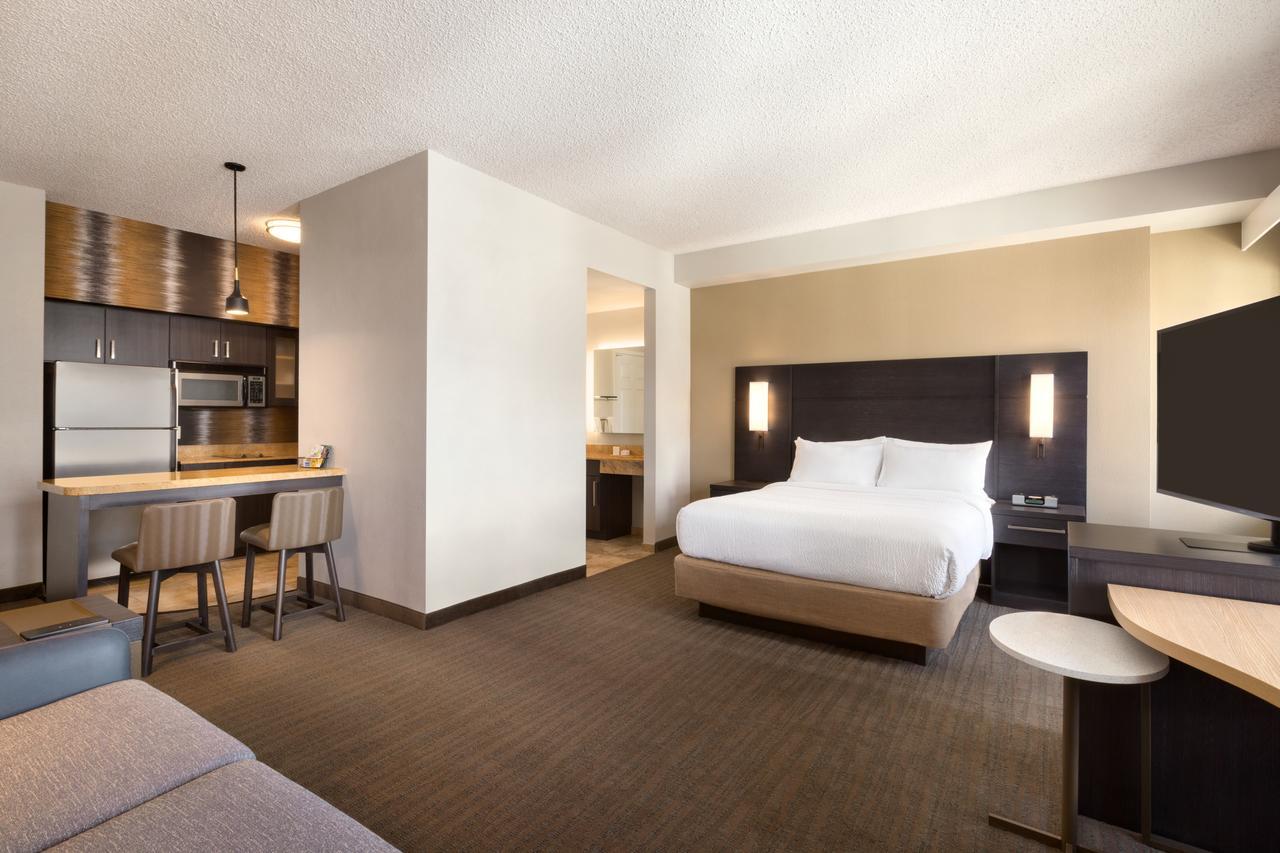 Corner Studio Suite, Larger Studio, 1 Queen, Sofa bed