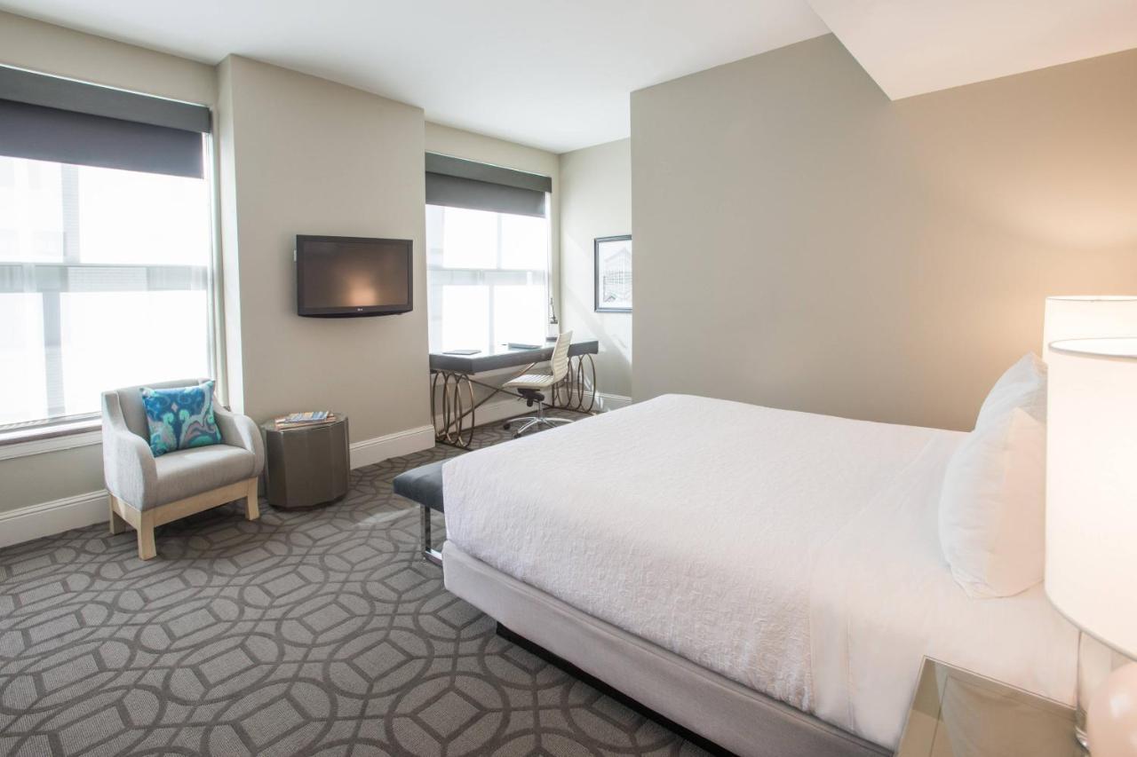 Deluxe Guest Room One King Bed